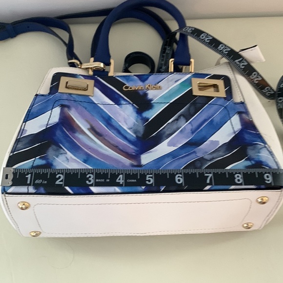 CALVIN KLEIN Crossbody satchel - White w/ blue Chevron  pattern & gold details. - Picture 14 of 16
